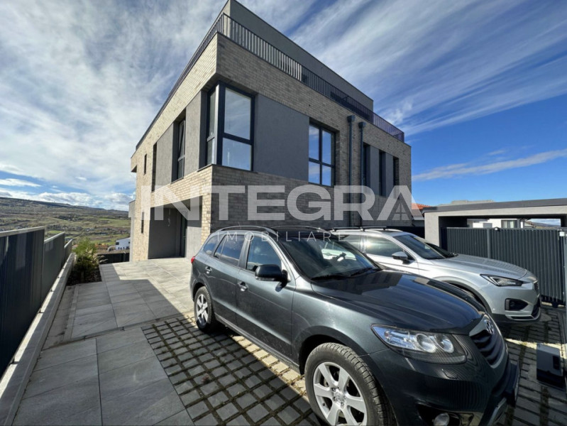 Vand Casa Tip Duplex 5 Camere | Terasa Panoramica si Teren Amenajat | Borhanci