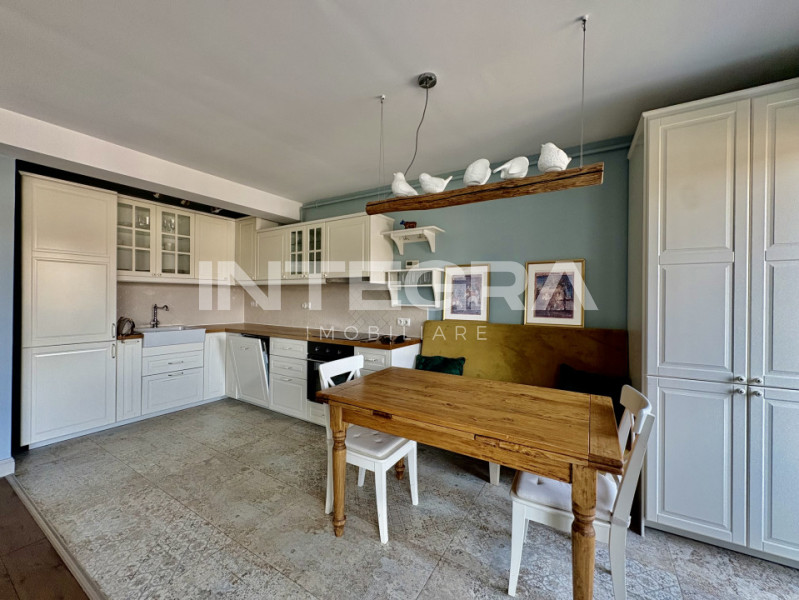Vand Apartament  | Central 3 Camere cu Terasa | Strada Paris | Zona M. Viteazu