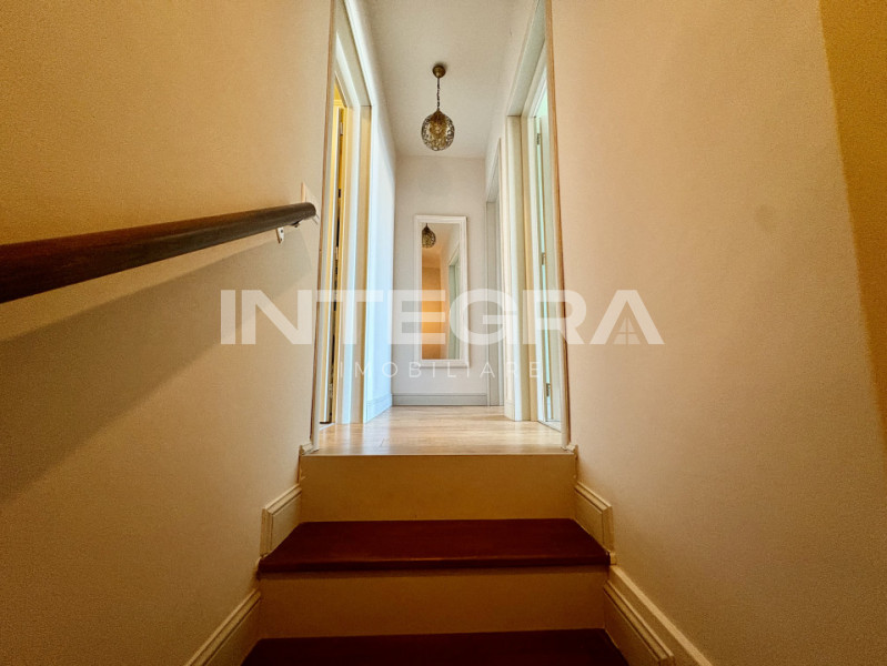 Vand Apartament  | Central 3 Camere cu Terasa | Strada Paris | Zona M. Viteazu