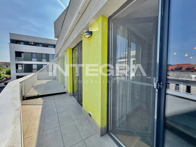 Vand Apartament  | Central 3 Camere cu Terasa | Strada Paris | Zona M. Viteazu