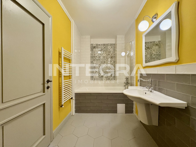Vand Apartament  | Central 3 Camere cu Terasa | Strada Paris | Zona M. Viteazu