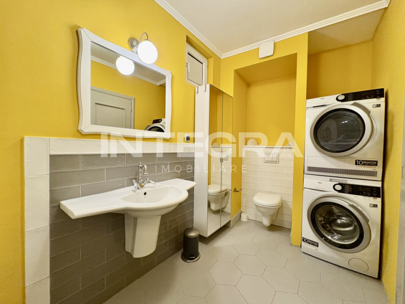 Vand Apartament  | Central 3 Camere cu Terasa | Strada Paris | Zona M. Viteazu