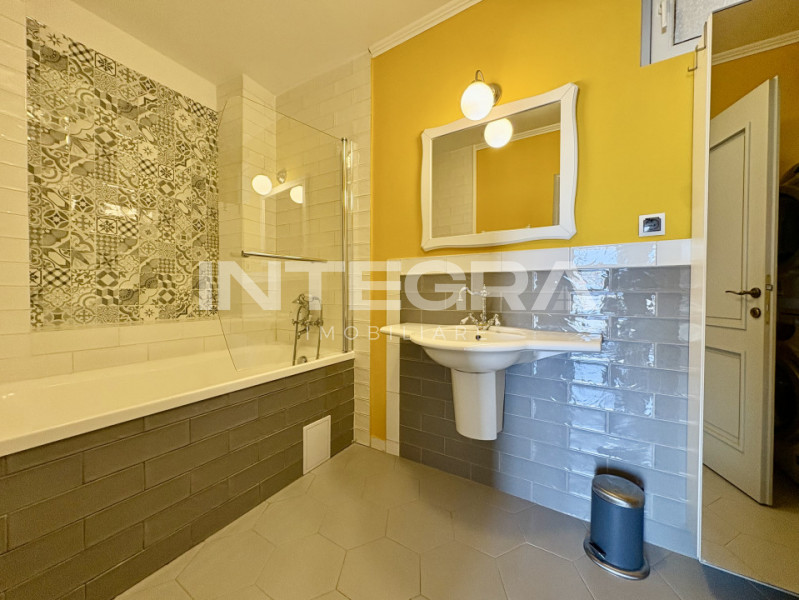 Vand Apartament  | Central 3 Camere cu Terasa | Strada Paris | Zona M. Viteazu