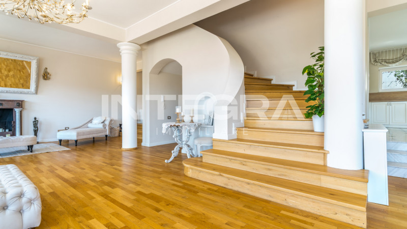Panorama Clujului din Fiecare Fereastră: Eleganță Italiană lângă Parcul Central