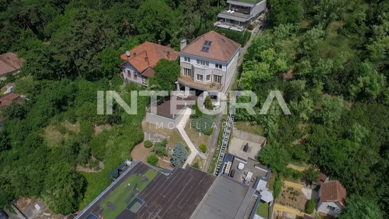Panorama Clujului din Fiecare Fereastră: Eleganță Italiană lângă Parcul Central