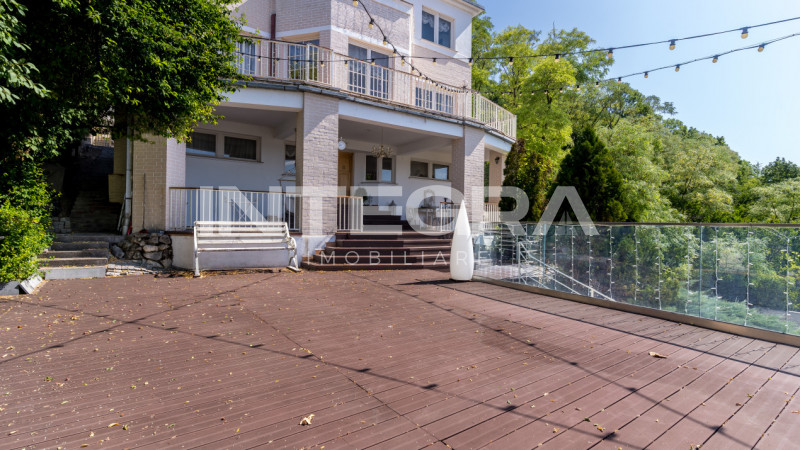 Panorama Clujului din Fiecare Fereastră: Eleganță Italiană lângă Parcul Central