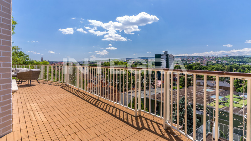 Panorama Clujului din Fiecare Fereastră: Eleganță Italiană lângă Parcul Central